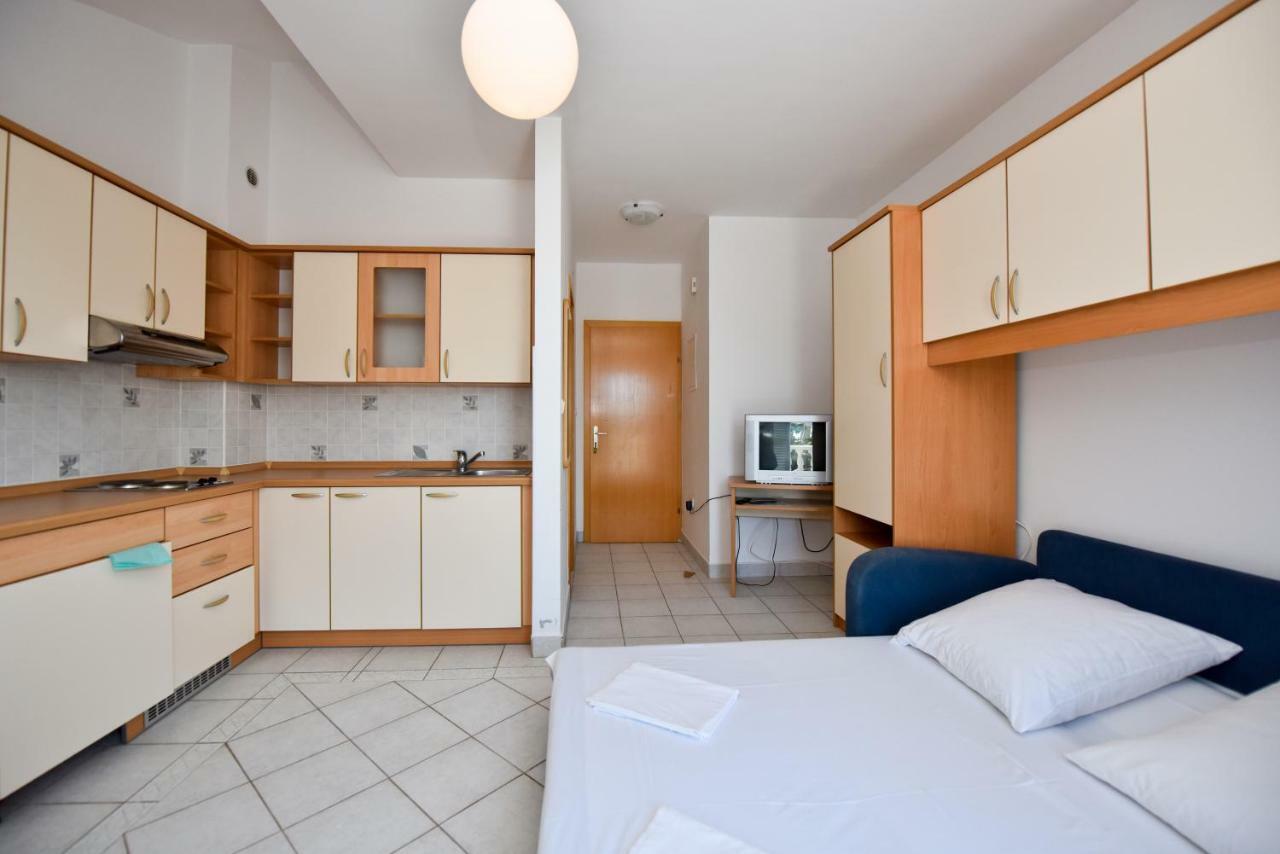Milka Appartements Stara Novalja Exterior photo